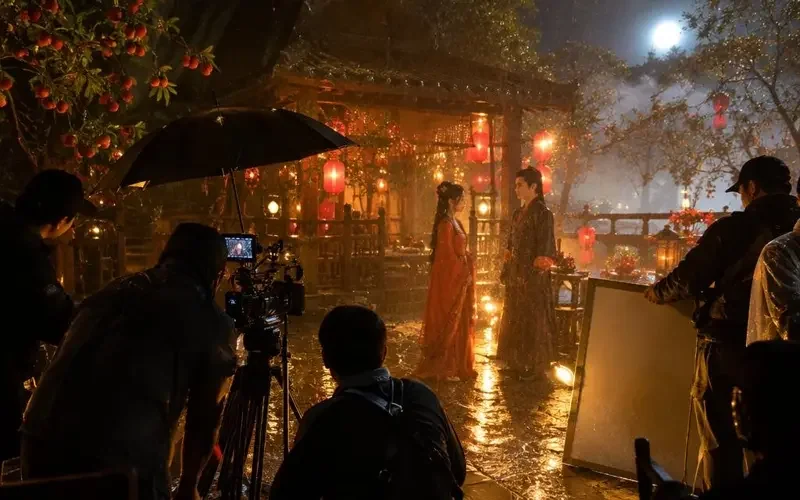 《月白时分的告白》幕后花絮:一场雨拍了整夜 - 黄果短剧 《月白时分的告白》幕后花絮:一场雨拍了整夜 页面背景